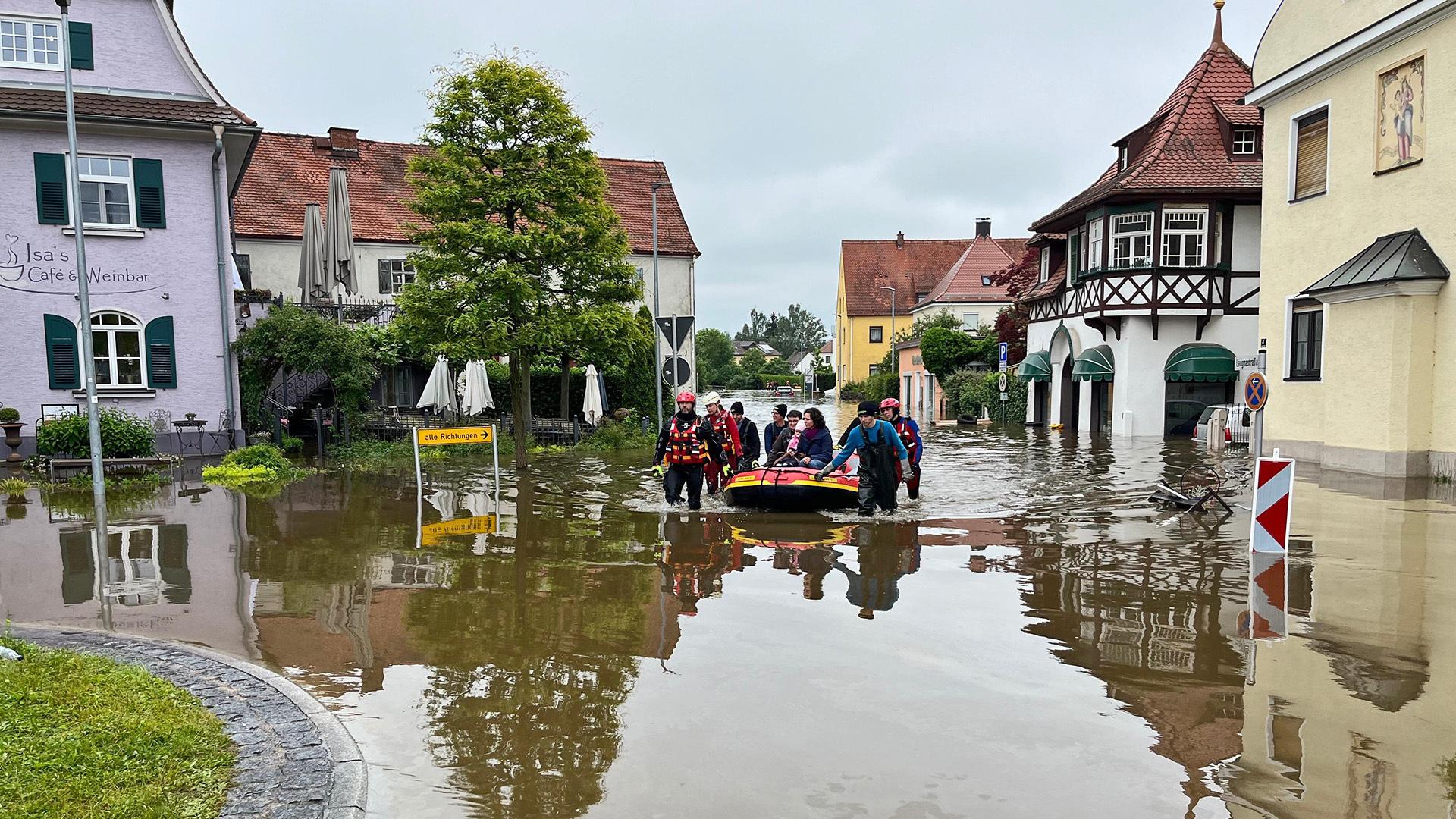 Hochwasserhelfer mit einem Schlauchboot