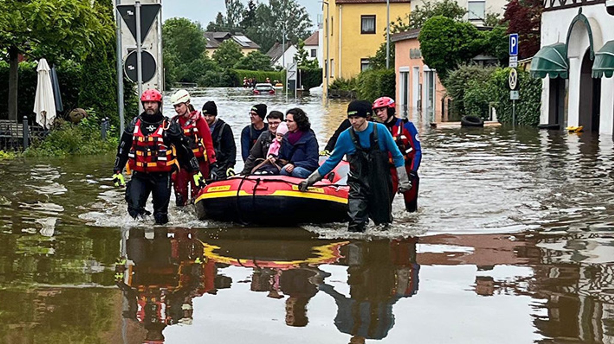 Hochwasserhelfer mit einem Schlauchboot