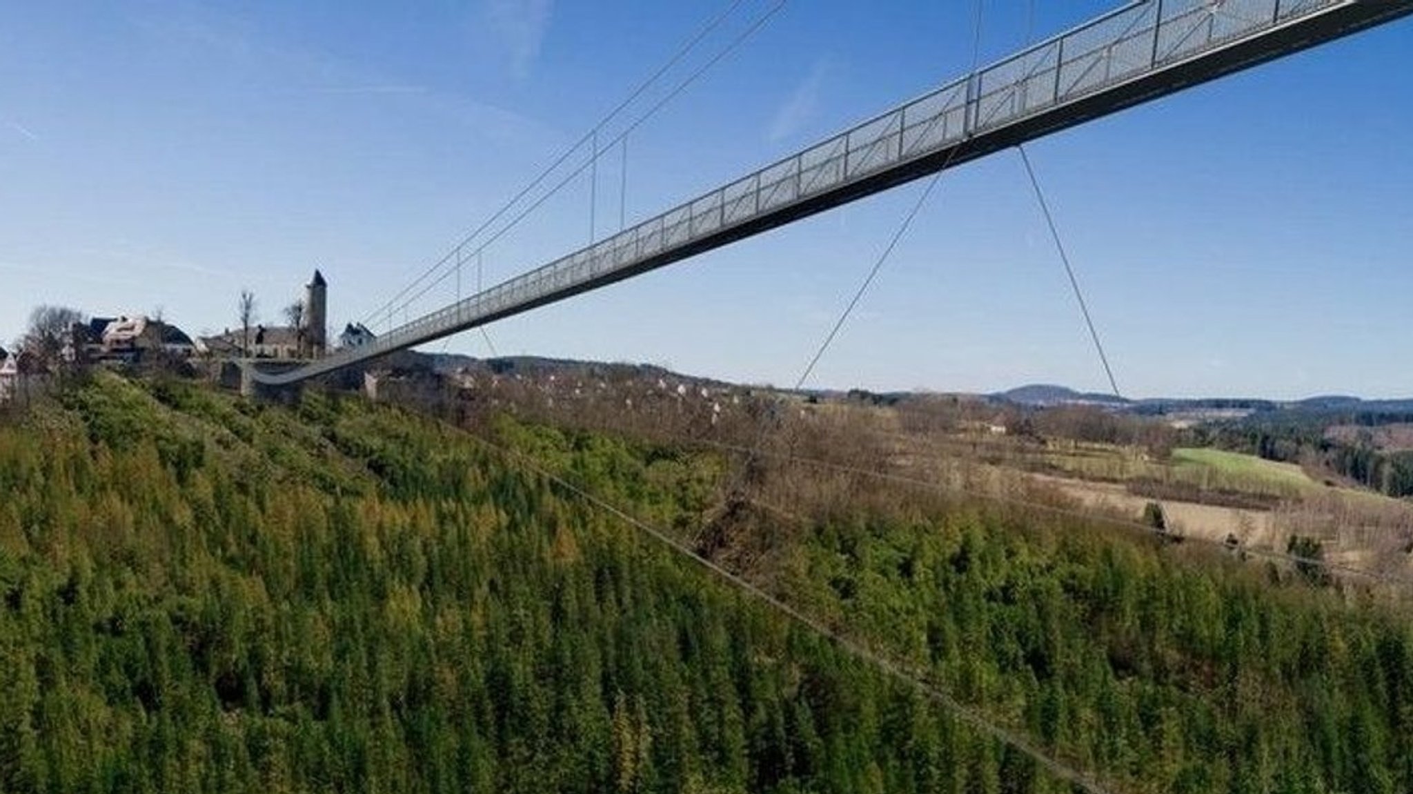 Eine Visualisierung zeigt, wie die Hängebrücken über das Höllental gespannt werden sollen. 