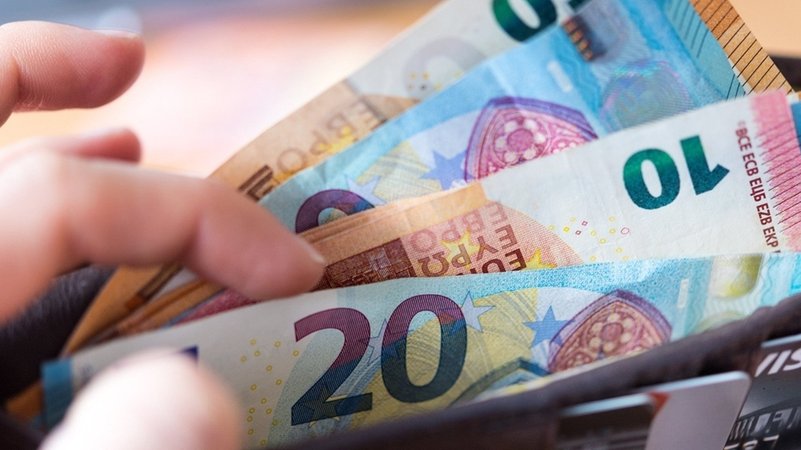 eine Hand zählt Geldscheine | Bild: dpa-Bildfunk/Monika Skolimowska eine Hand zählt Geldscheine