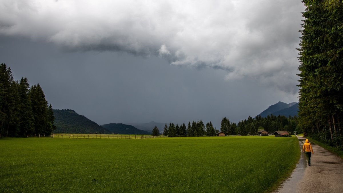 Aufziehendes Gewitter in der Alpenregion (Symbolbild)