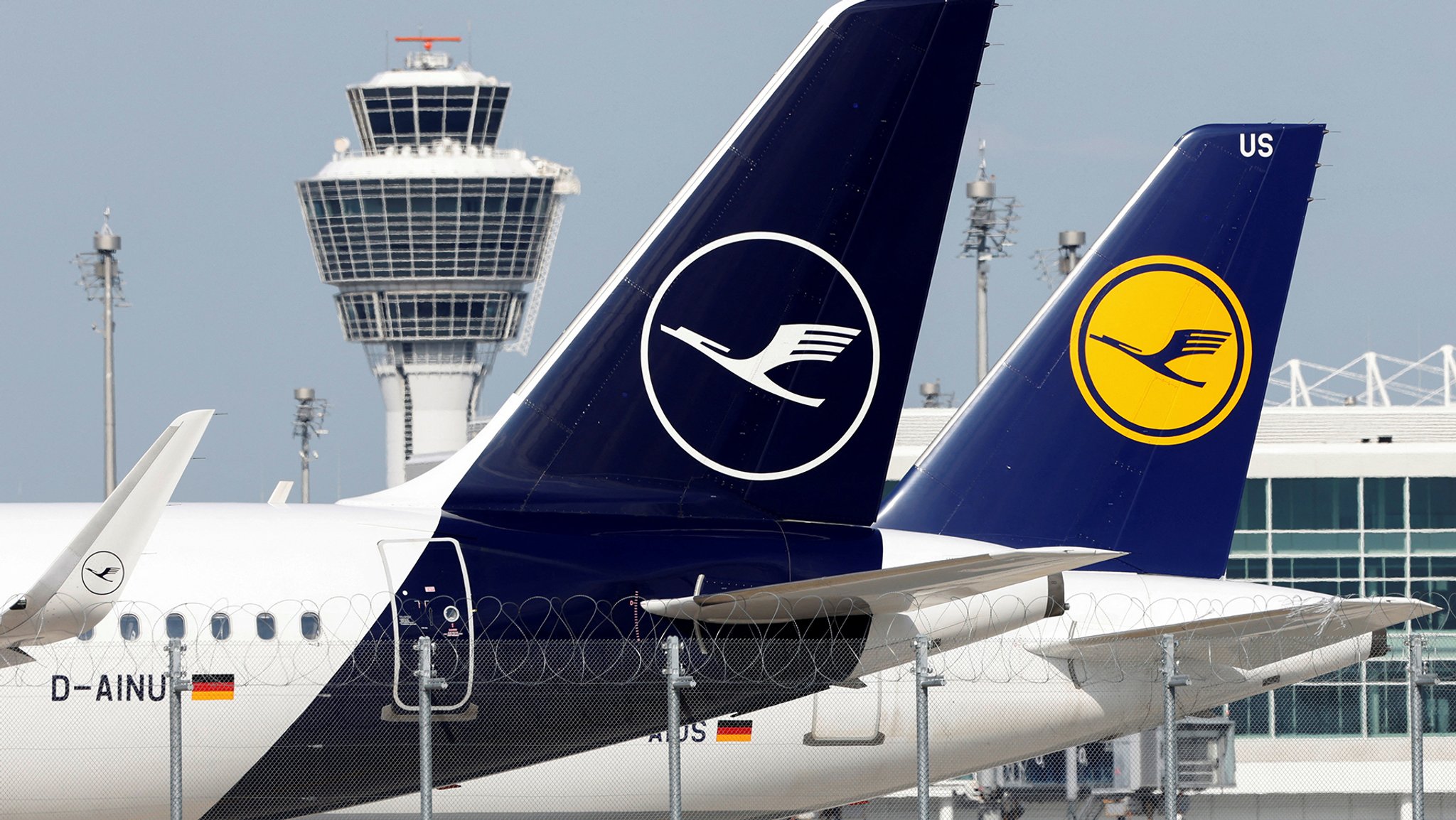 Zwei Flugzeuge der Lufthansa am Münchner Flughafen