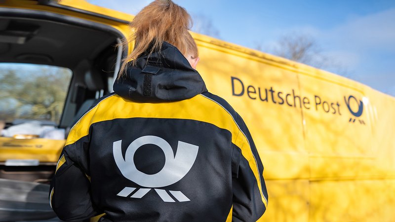 Eine Mitarbeiterin der Deutschen Post bei der Arbeit. | Bild: BR Eine Mitarbeiterin der Deutschen Post bei der Arbeit.