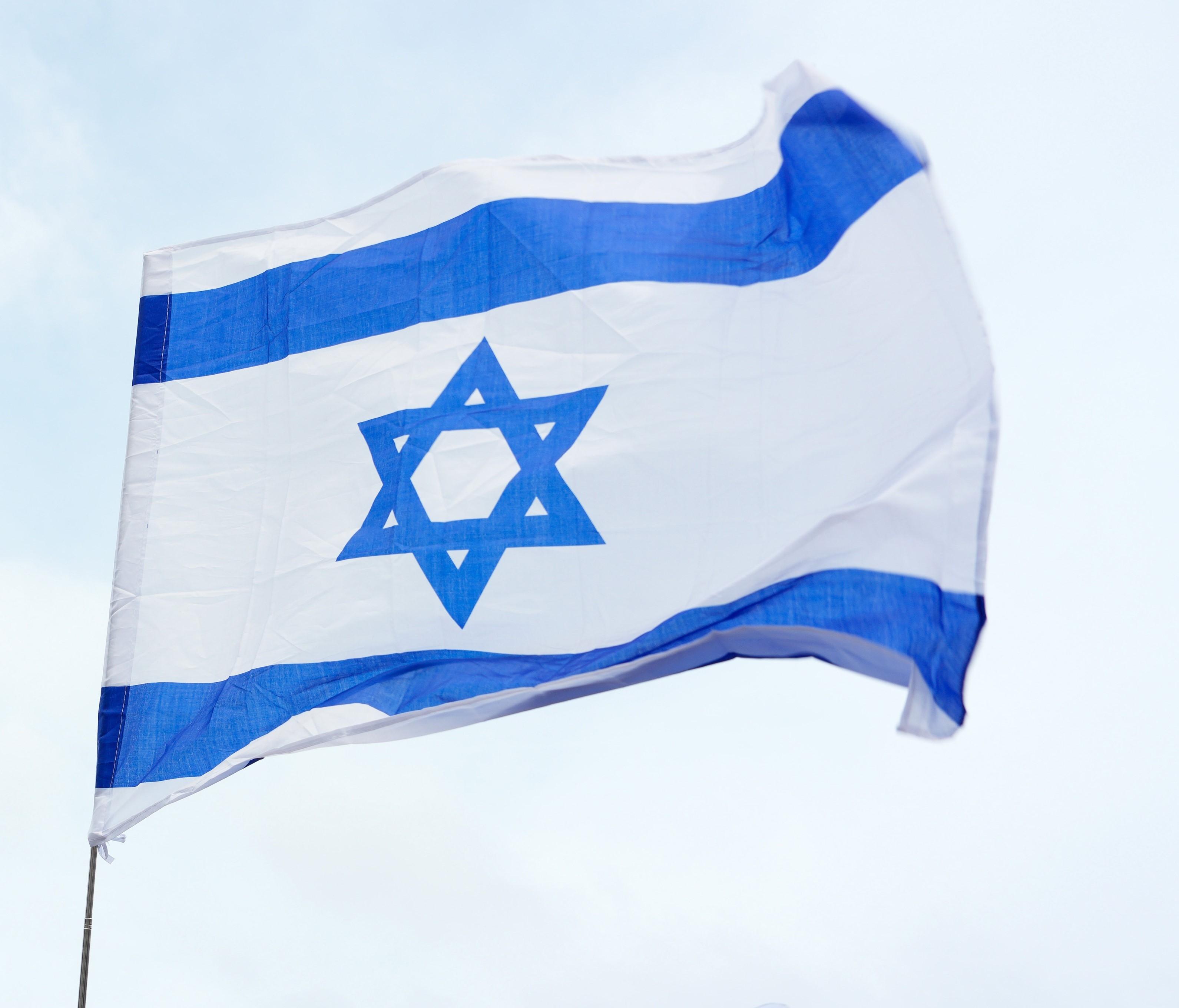 Israel-Flagge groß im Bild