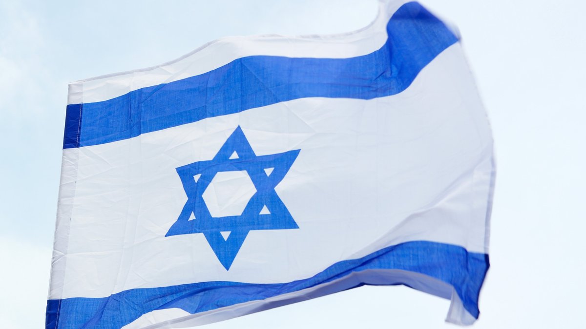 Israel-Flagge groß im Bild
