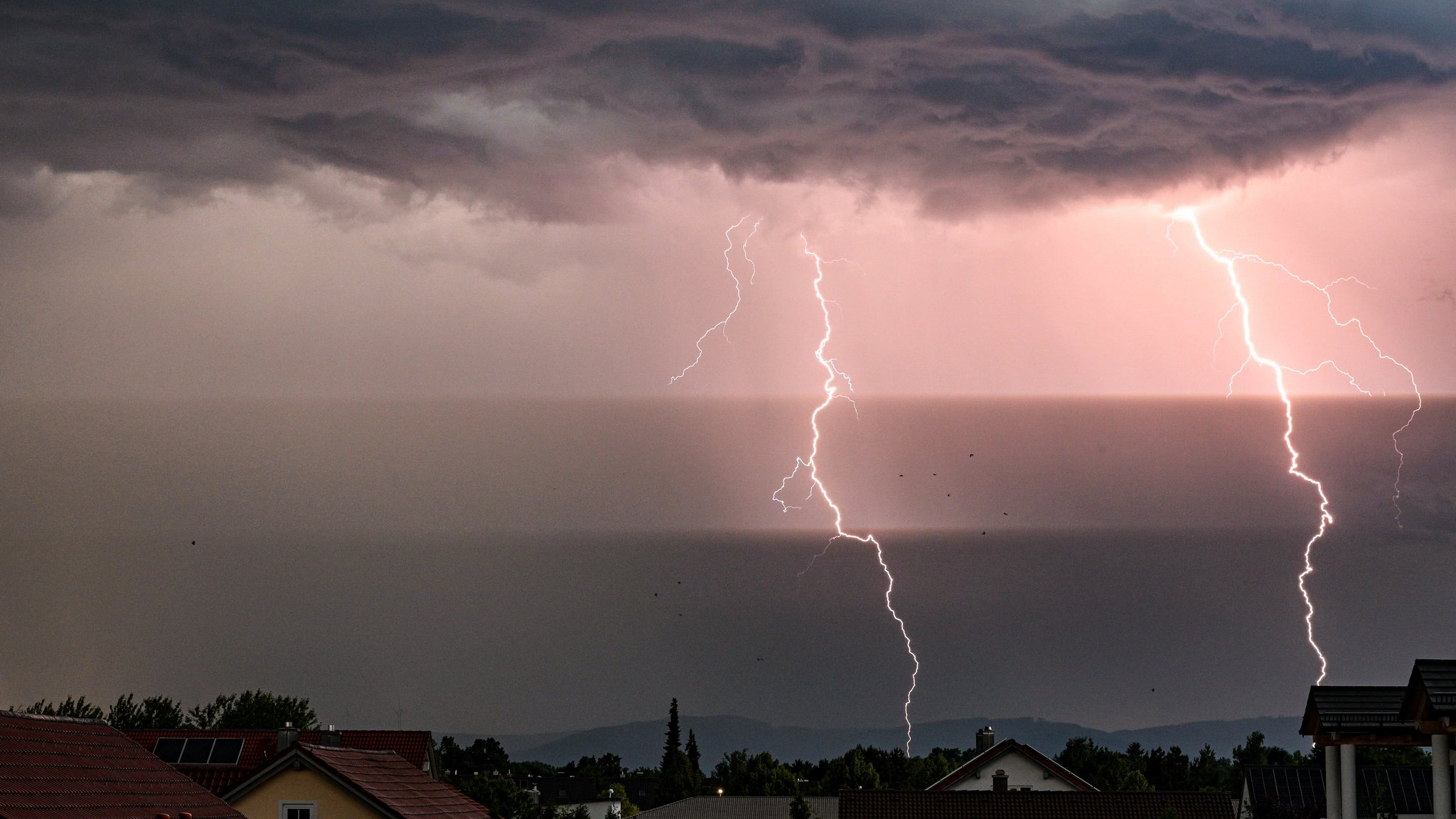 Blitze am dunklen Abendhimmel in Bayern am Mittwoch.