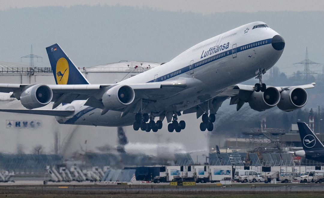 Eine Boeing 747 der Lufthansa startet vom Flughafen Frankfurt. 
