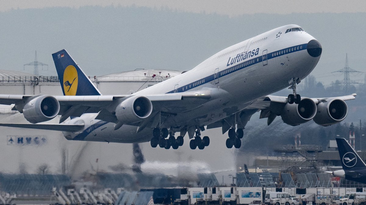 Eine Boeing 747 der Lufthansa startet vom Flughafen Frankfurt. 