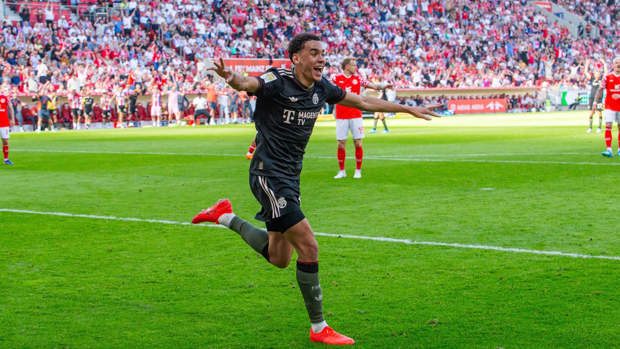  FSV Mainz 05 - FC Bayern München: Jamal Musiala (FC Bayern München) bejubelt seinen Treffer