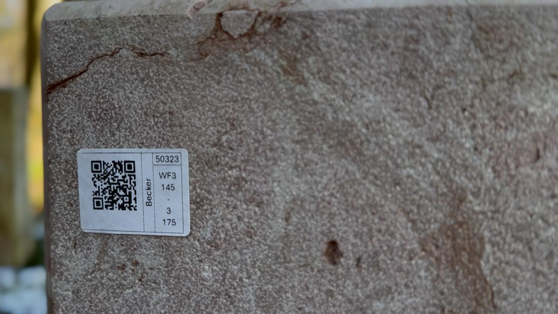 Mysteriöse Aufkleber an Gräbern in München