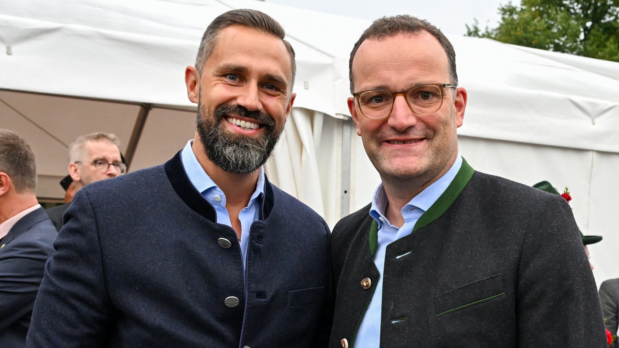 Jens Spahn (M), Vorsitzender der CDU/CSU-Bundestagsfraktion, und sein Ehemann Daniel Funke (l) kommen zum Tipi am Kanzleramt zum Berliner Auftakt des Münchner Oktoberfestes. | Bild: picture alliance/dpa | Soeren Stache Jens Spahn (M), Vorsitzender der CDU/CSU-Bundestagsfraktion, und sein Ehemann Daniel Funke (l) kommen zum Tipi am Kanzleramt zum Berliner Auftakt des Münchner Oktoberfestes.