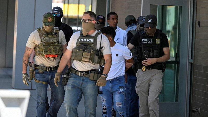 Festnahme eines Immigranten durch ICE- und HSI-Agenten | Bild: REUTERS/Caitlin O'Hara Festnahme eines Immigranten durch ICE- und HSI-Agenten