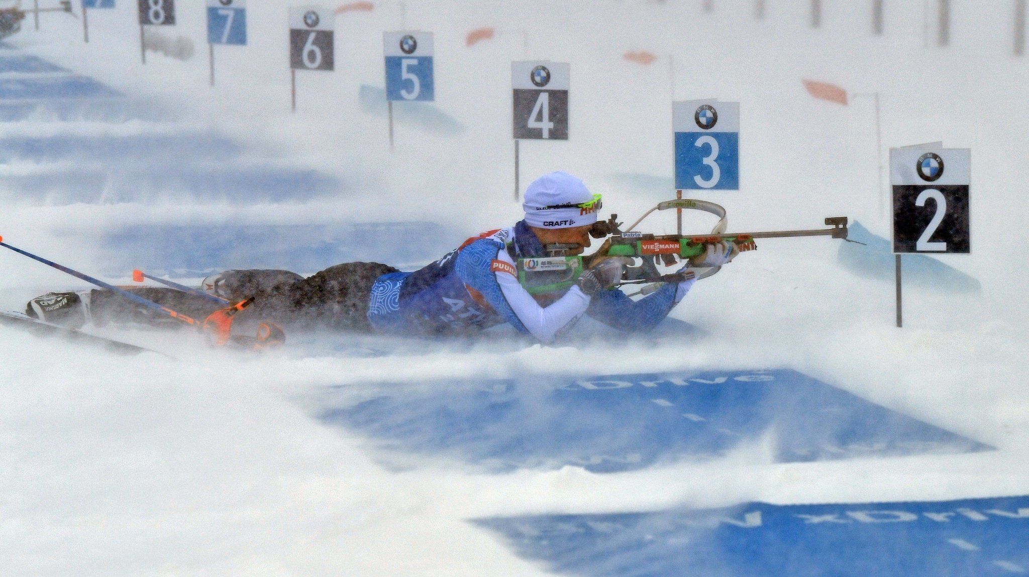 ARCHIV - 09.01.2019, Thüringen, Oberhof: Ein Biathlet trainiert im Schneetreiben in der Lotto Thüringen Arena am Rennsteig. Hier beginnt am 10. Januar der Biathlon Weltcup mit dem Frauen-Sprint. Der Frauen-Sprint wurde auf Donnerstag vorverlegt wegen der Wettervorhersagen. (zu dpa: «Wetter-Kapriolen: Biathlon-Rennen in Oberhof verschoben») Foto: Martin Schutt/dpa-Zentralbild/dpa +++ dpa-Bildfunk +++