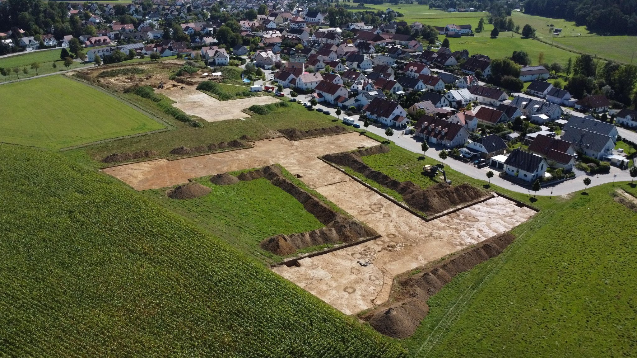 Eine Drohnenaufnahme zeigt die Ausgrabungsfläche am "Wollersdorfer Feld".