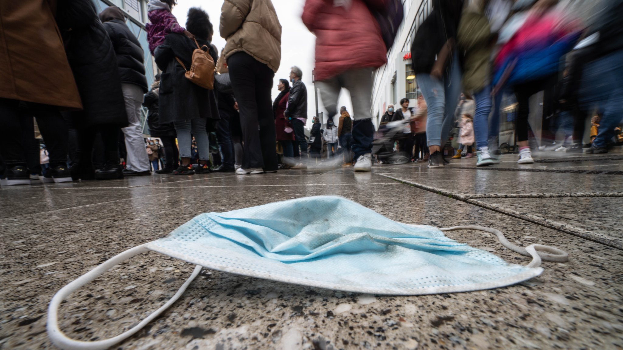 Verlorene Maske liegt auf Straßenpflaster in Frankfurts Innenstadt