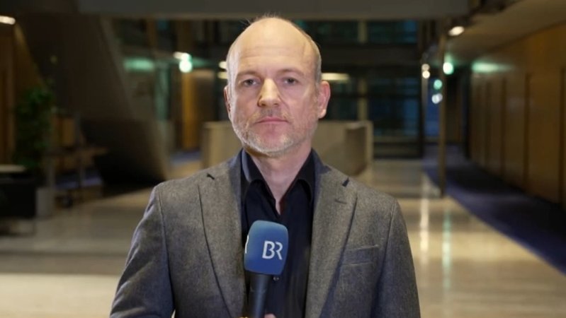 Jan Zimmermann gibt seine Einschätzung zur Lage bei der FDP | Bild: BR2024 Jan Zimmermann gibt seine Einschätzung zur Lage bei der FDP