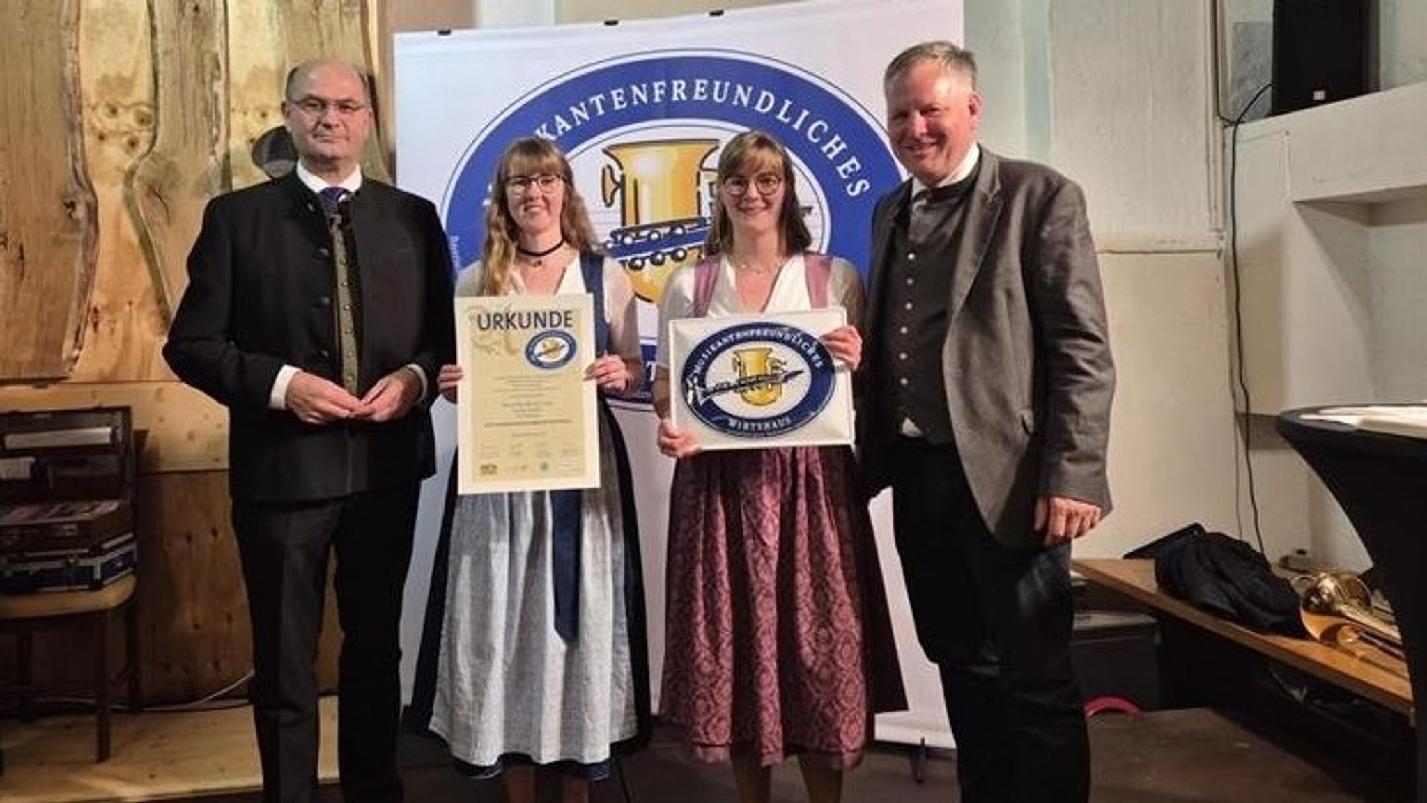 Heimatminister Füracker zeichnet 26 Gasthäuser in Bayern aus. | Bild: BR/Christian M. Hammer Heimatminister Füracker zeichnet 26 Gasthäuser in Bayern aus.