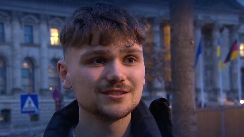 Der 23-jährige Luke Hoß aus Passau wird Deutschlands jüngster Bundestagsabgeordneter. | Bild: Screenshot BR/ARD Brennpunkt Der 23-jährige Luke Hoß aus Passau wird Deutschlands jüngster Bundestagsabgeordneter.