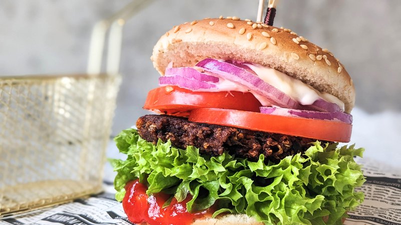 Auf dem Bild ist ein Burger mit einem fleischlosen Patty zu sehen. | Bild: dpa-Bildfunk/Doreen Hassek Auf dem Bild ist ein Burger mit einem fleischlosen Patty zu sehen.