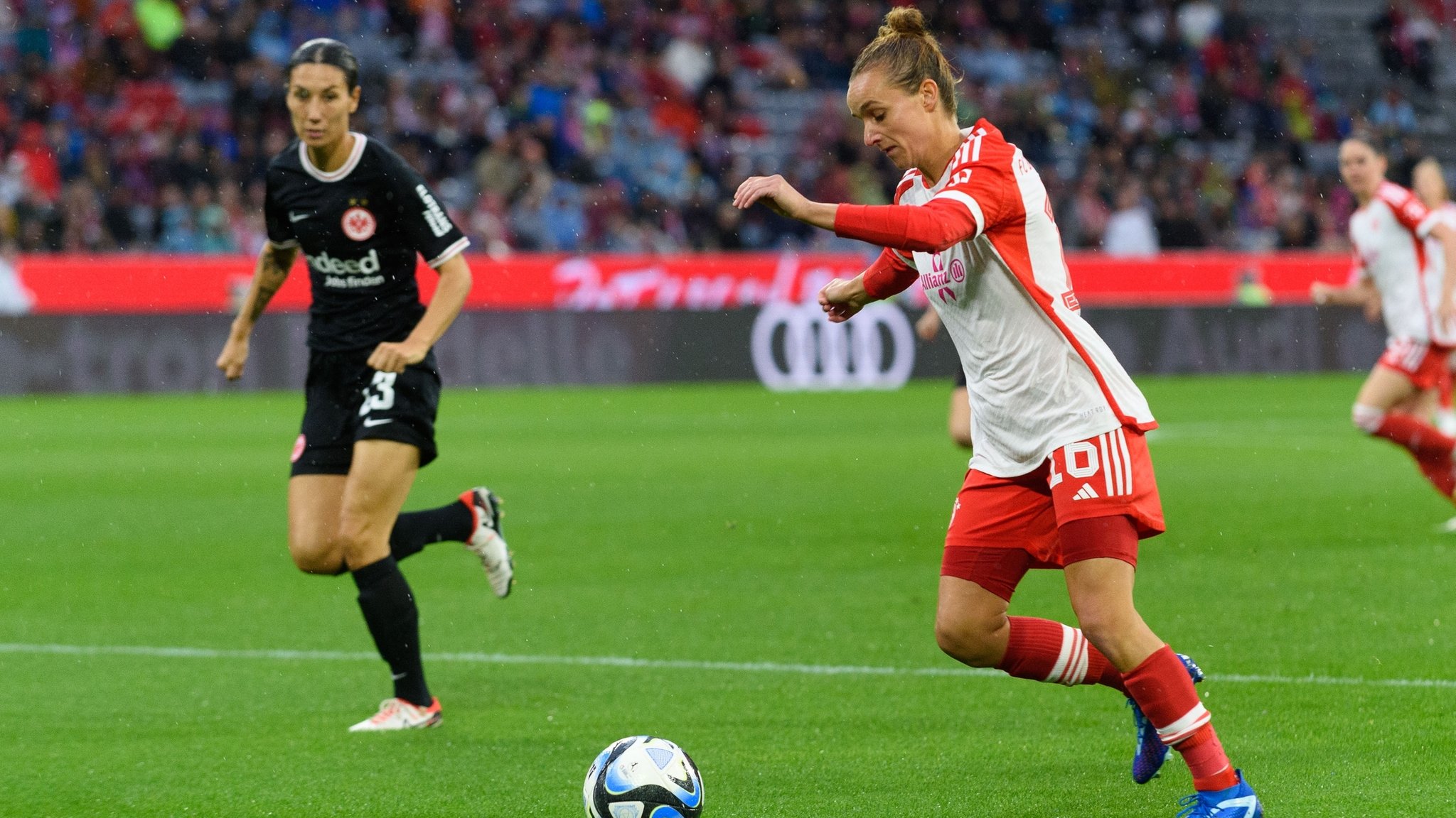 Spielszene FC-Bayern-Frauen - Eintracht Frankfurt