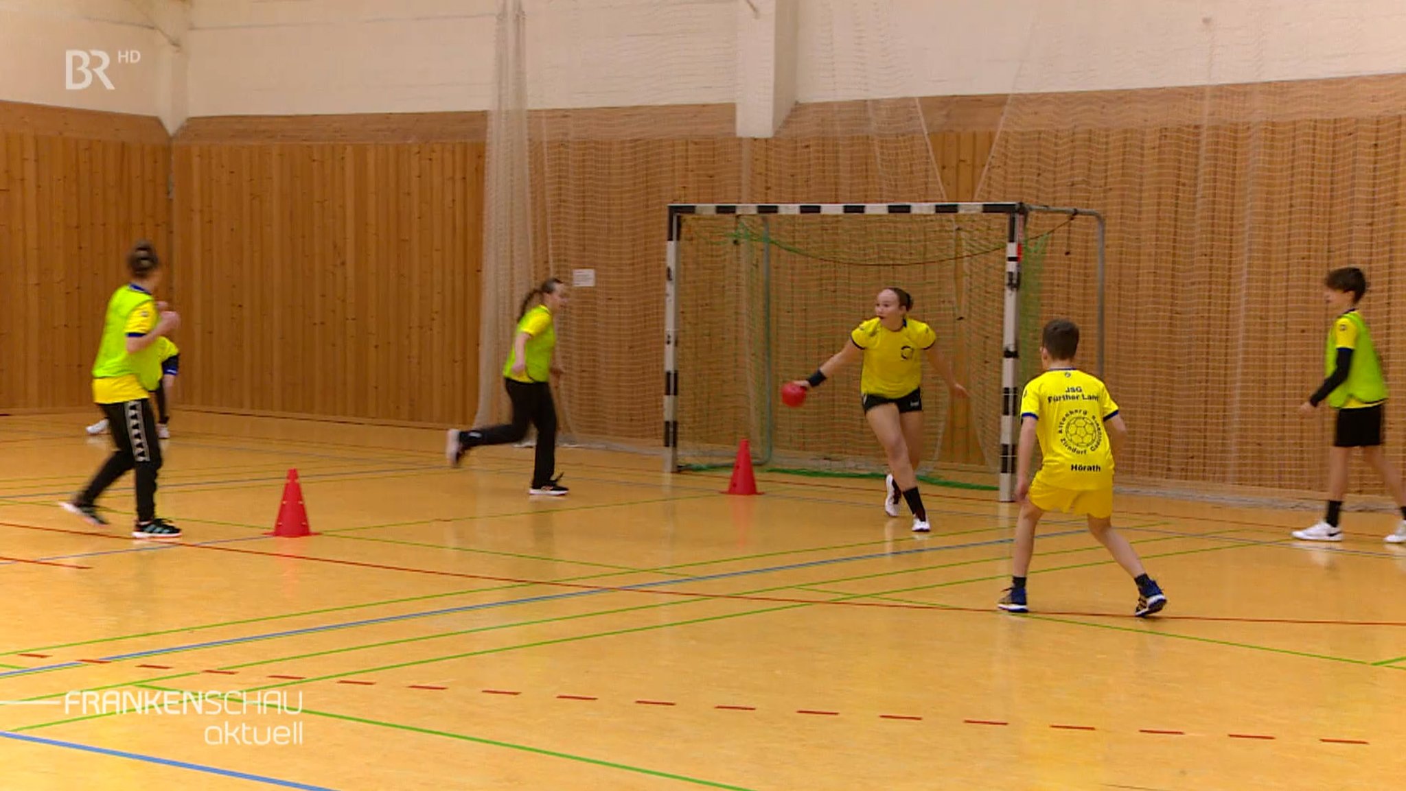 Jungs und Mädchen trainieren für die Handball-Mini-EM