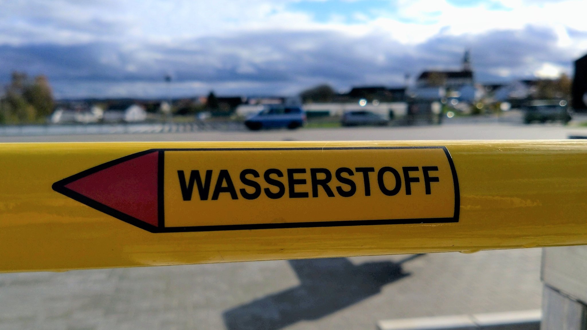 Wasserstoffleitung vor Silhouette Hohenwart