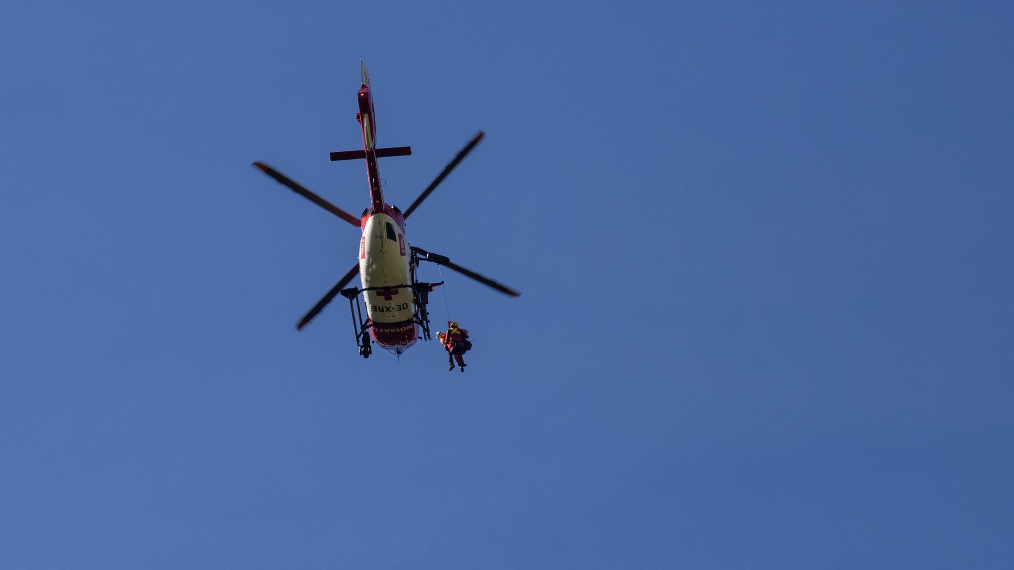 Symbolbild: Der Rettungshubschrauber "RK2" ist mit der Rettungswinde im Einsatz.