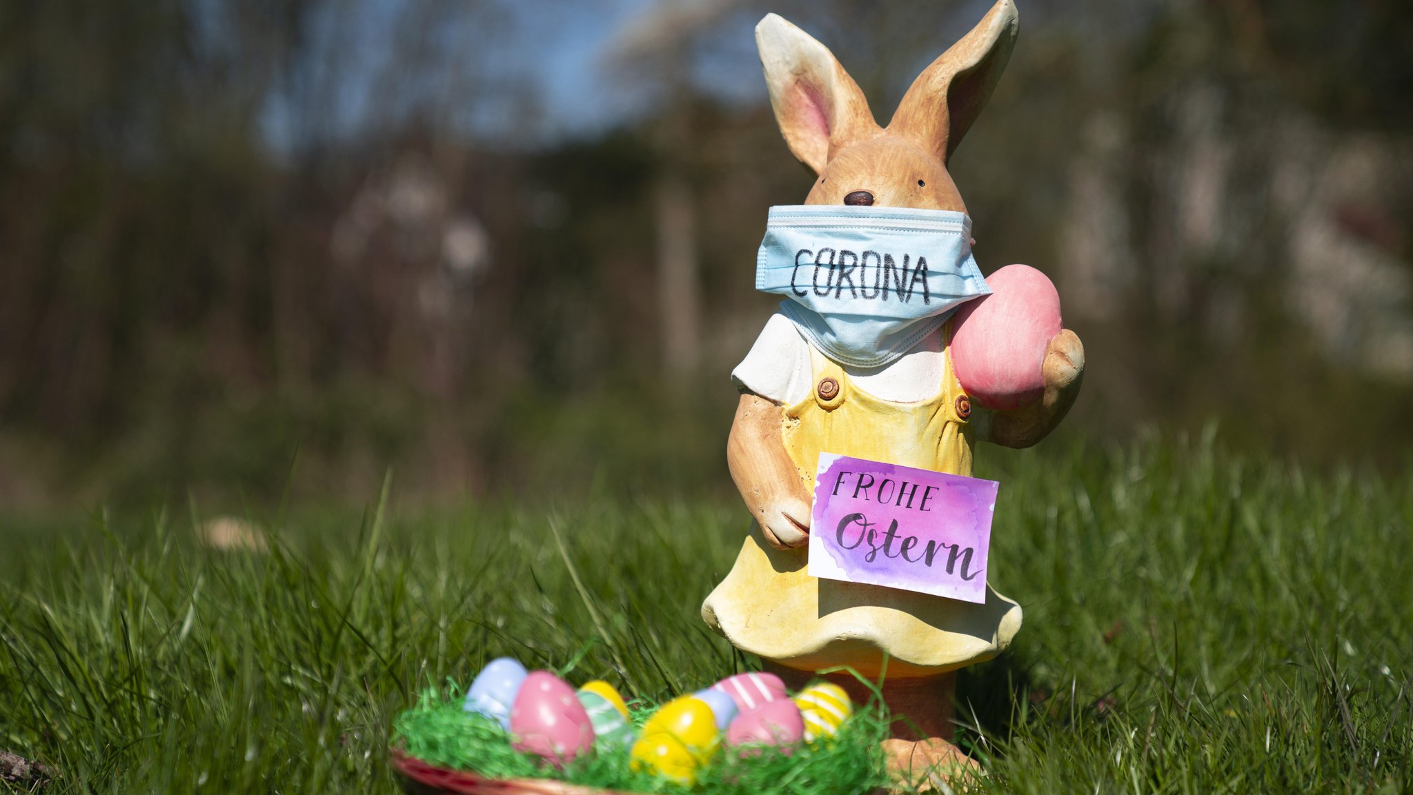 Osterhase mit Corona Mundschutz und Osternest