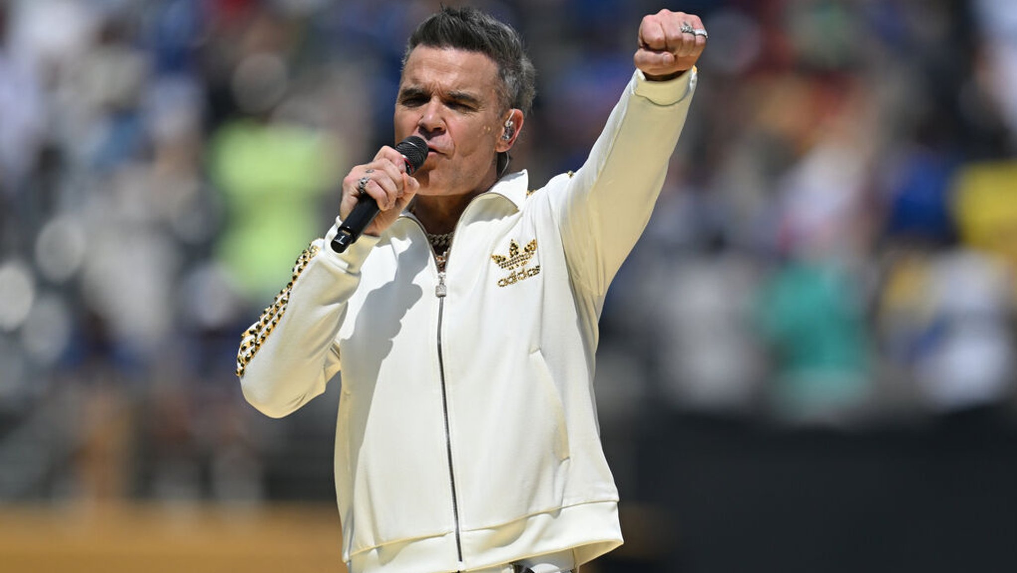 13.07.2025, USA, East Rutherford: Fußball, Club-WM, FC Chelsea - Paris Saint-Germain, Finalrunde, Finale, MetLife Stadium, Robbie Williams tritt vor dem Endspiel der Klub-Weltmeisterschaft auf. Foto: Sven Hoppe/dpa +++ dpa-Bildfunk +++ | Bild: dpa-Bildfunk/Sven Hoppe 13.07.2025, USA, East Rutherford: Fußball, Club-WM, FC Chelsea - Paris Saint-Germain, Finalrunde, Finale, MetLife Stadium, Robbie Williams tritt vor dem Endspiel der Klub-Weltmeisterschaft auf. Foto: Sven Hoppe/dpa +++ dpa-Bildfunk +++