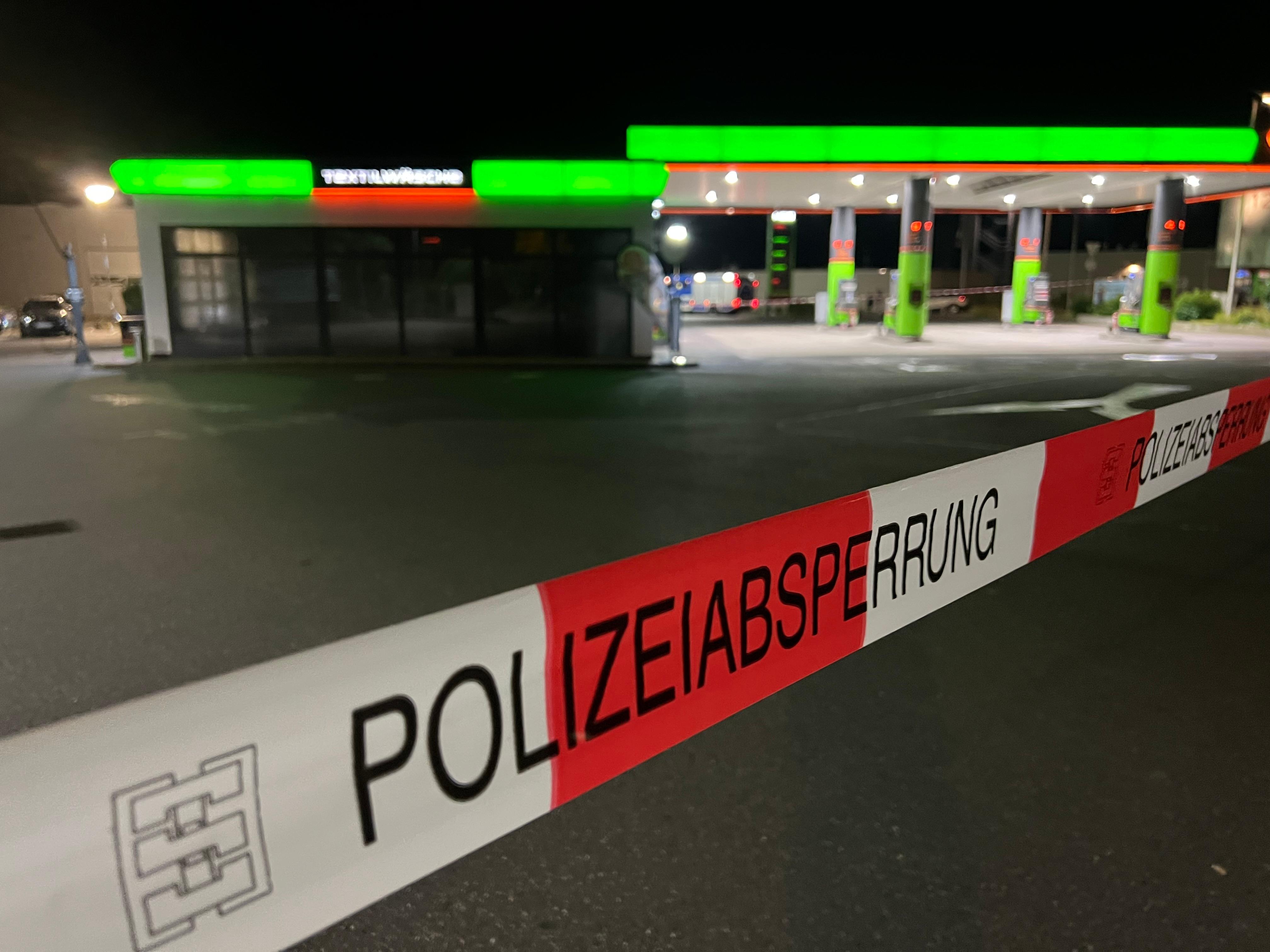 Tankstelle in der Karbacher Straße in Marktheidenfeld mit Polizeiabsperrung 