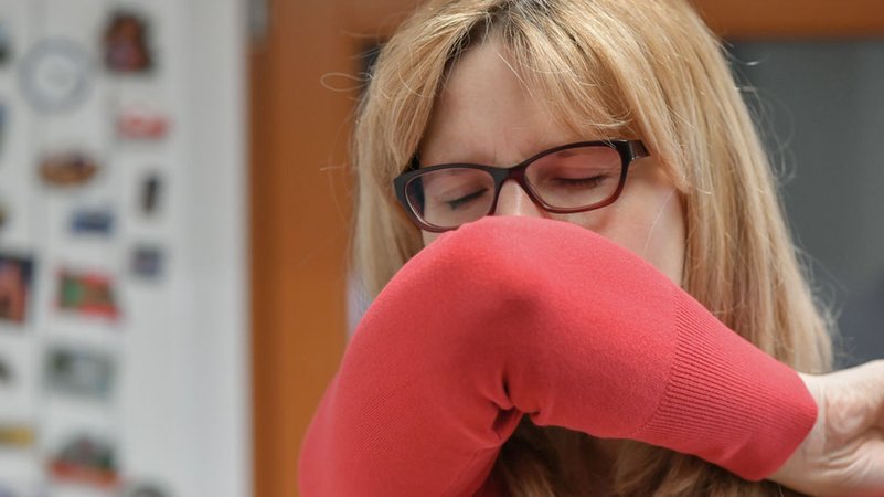Eine Frau hustet in ihre Armbeuge (gestelltes Foto). | Bild: dpa-Bildfunk/Patrick Pleul Eine Frau hustet in ihre Armbeuge (gestelltes Foto).