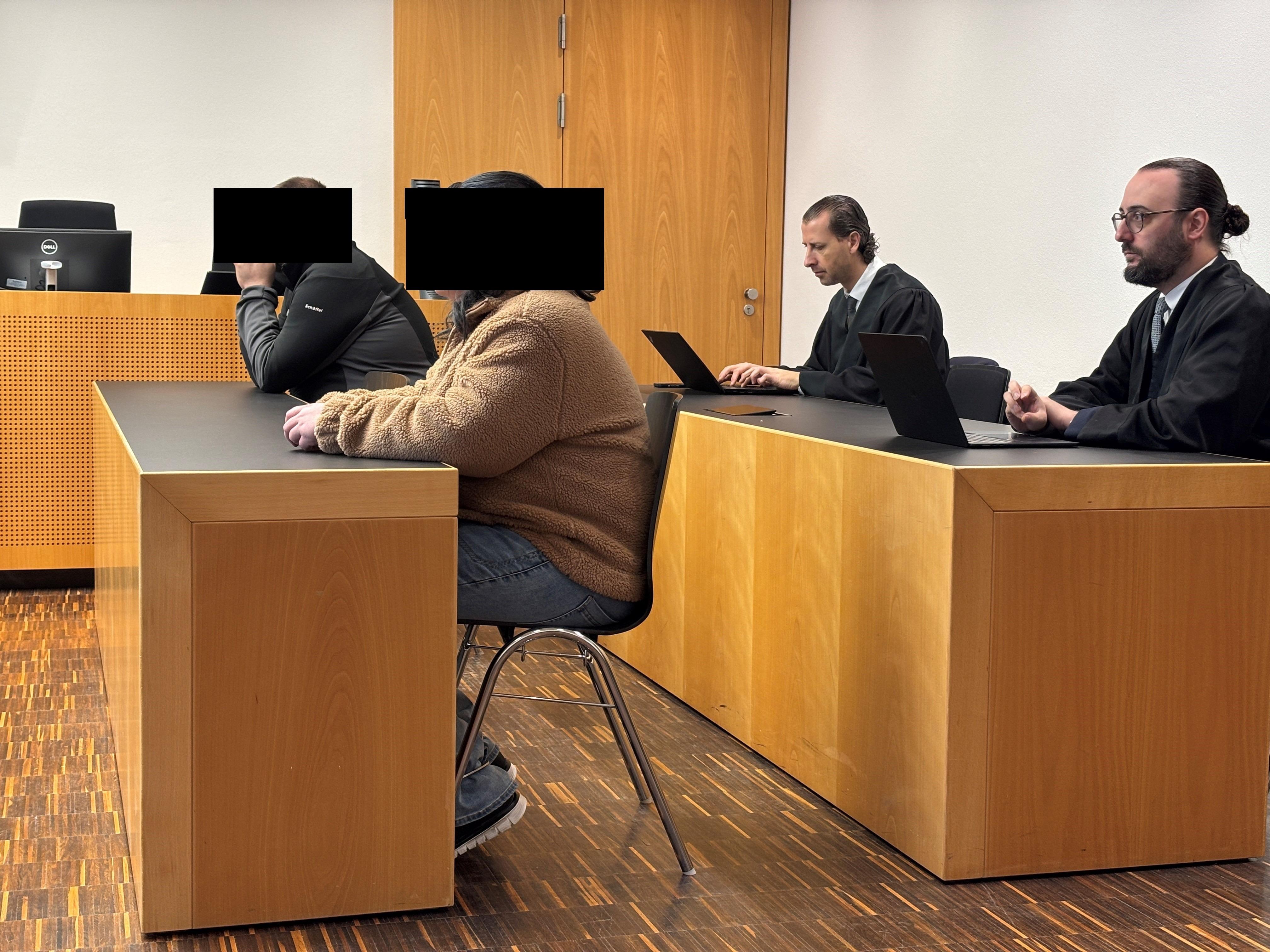Die Angeklagten in einem Saal des Augsburger Landgerichts