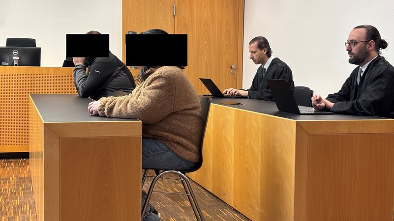Die Angeklagten in einem Saal des Augsburger Landgerichts | Bild: BR/Barbara Leinfelder Die Angeklagten in einem Saal des Augsburger Landgerichts