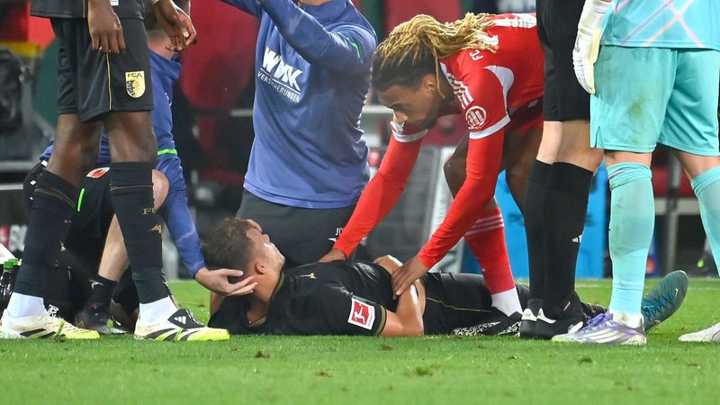 Robin Fellhauer liegt benommen am Boden | Bild: picture-alliance/dpa Robin Fellhauer liegt benommen am Boden