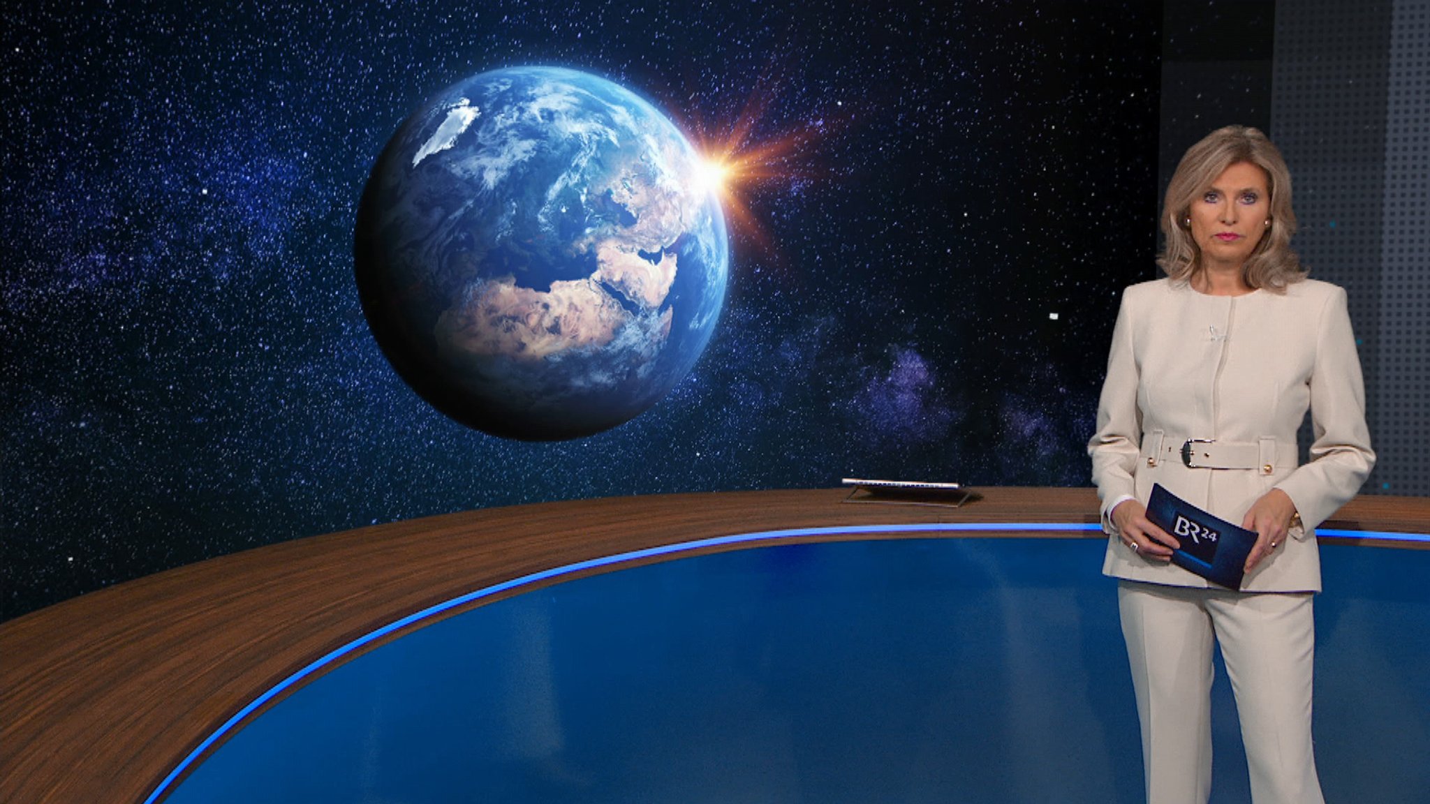 Moderatorin Anouschka Horn im BR24-Studio