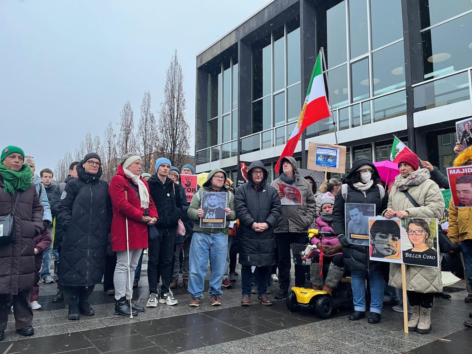 Proteste im Iran: Menschen versammeln sich auf dem Nürnberger Kornmarkt.