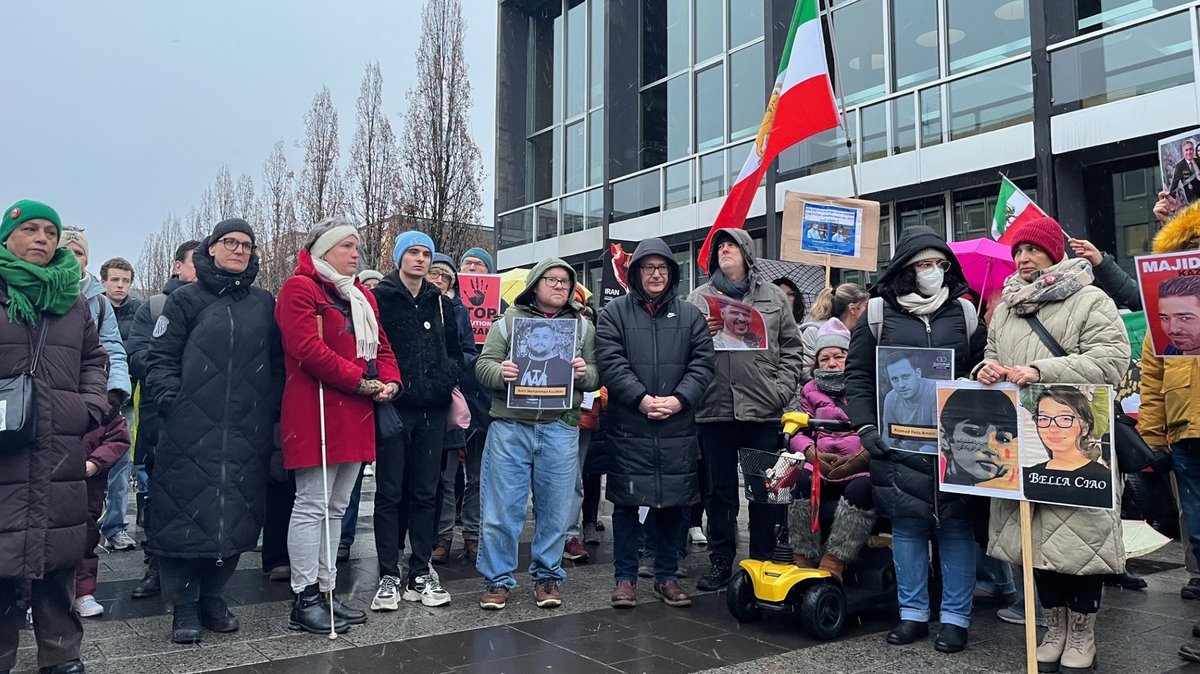 Kontakt abgerissen: Exil-Iraner in Bayern in Sorge um Angehörige