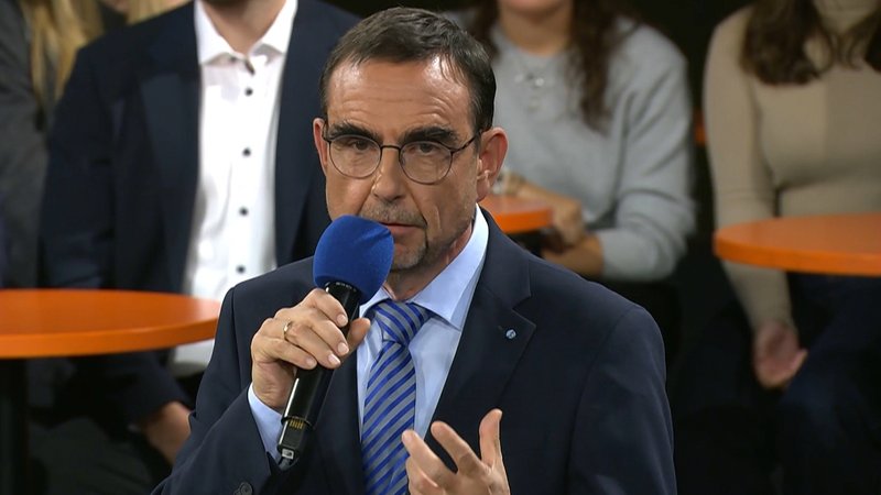 Klaus Holetschek bei "jetzt red i" in Großmehring am 8.10.25 | Bild: BR Klaus Holetschek bei "jetzt red i" in Großmehring am 8.10.25