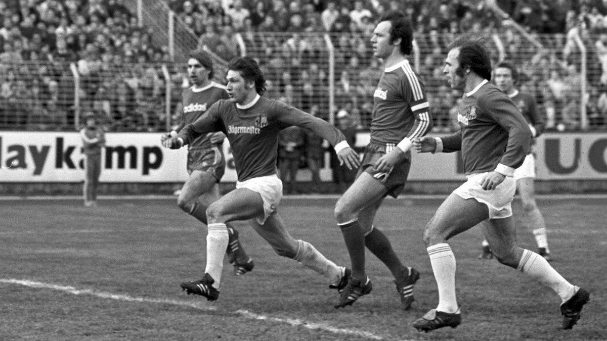 Franz Beckenbauer (zweiter von rechts) hat nur das Nachsehen gegenüber den Saarbrücker Spielern