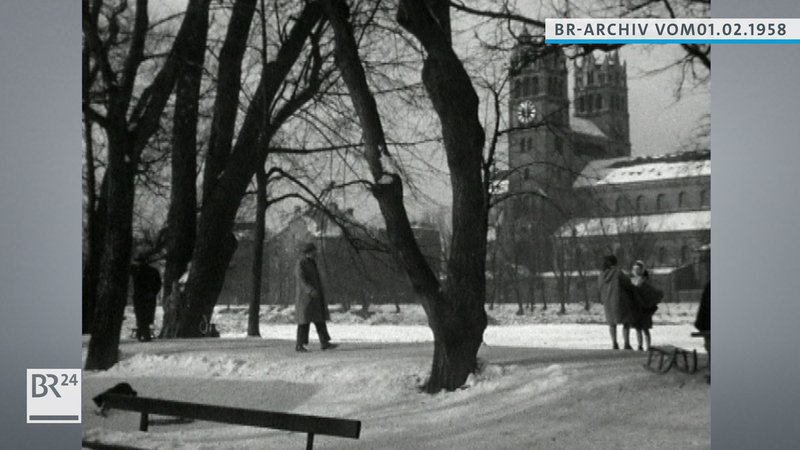 Mann beim Spaziergang im verschneiten München