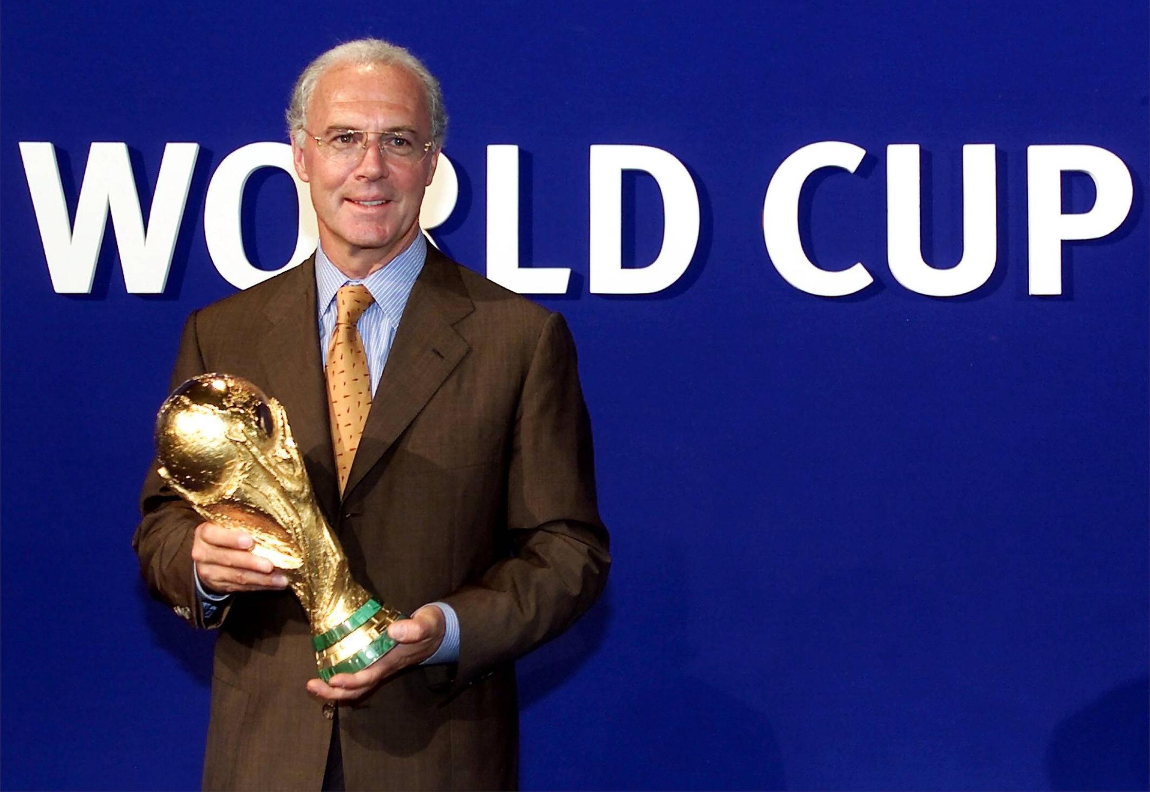 Franz Beckenbauer posiert mit dem WM-Pokal