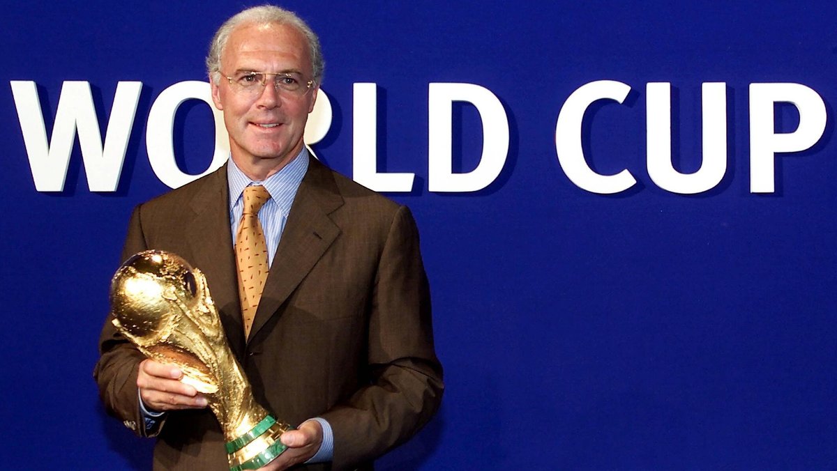 Franz Beckenbauer posiert mit dem WM-Pokal