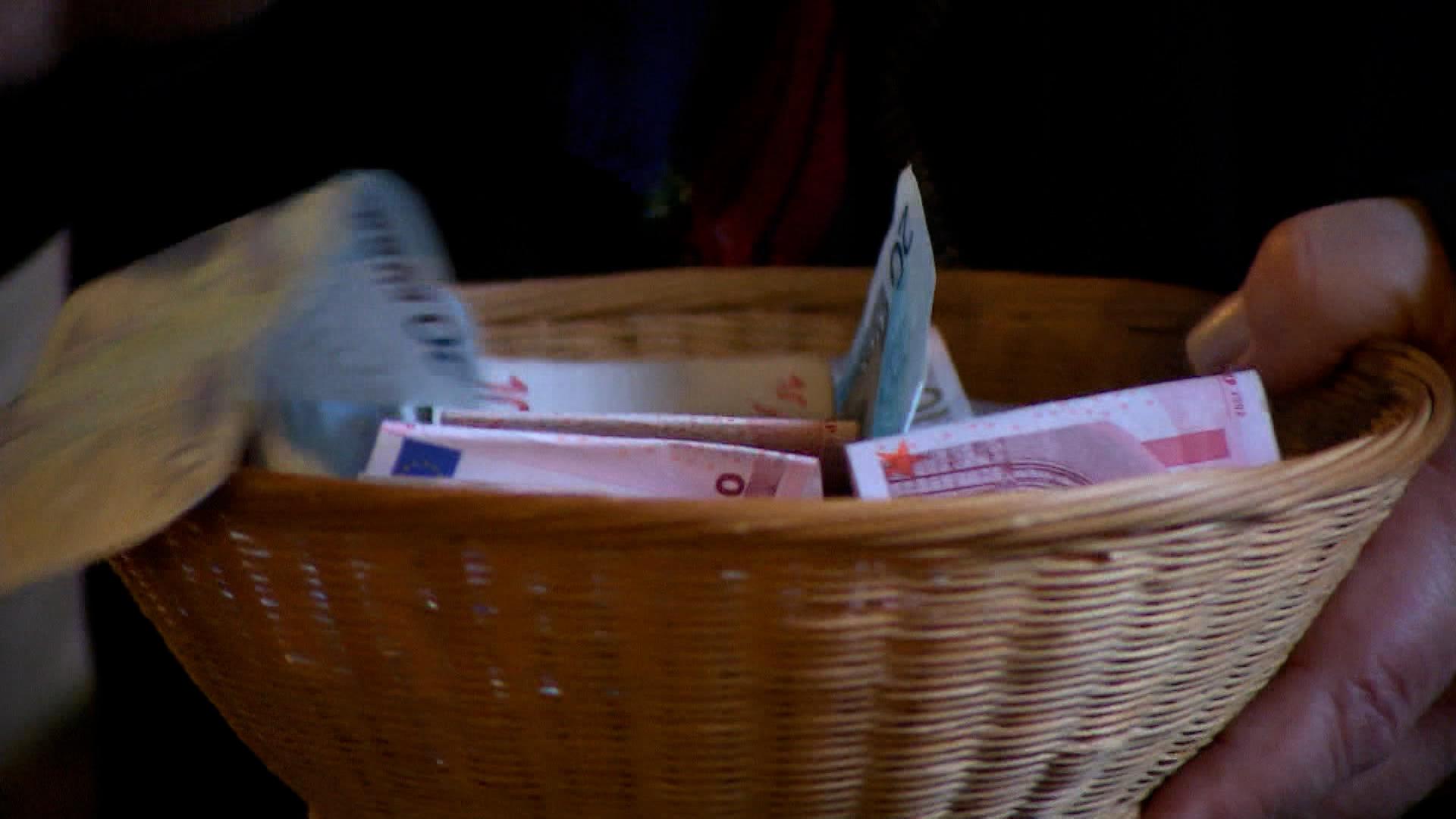 Körbchen mit Geldscheinen