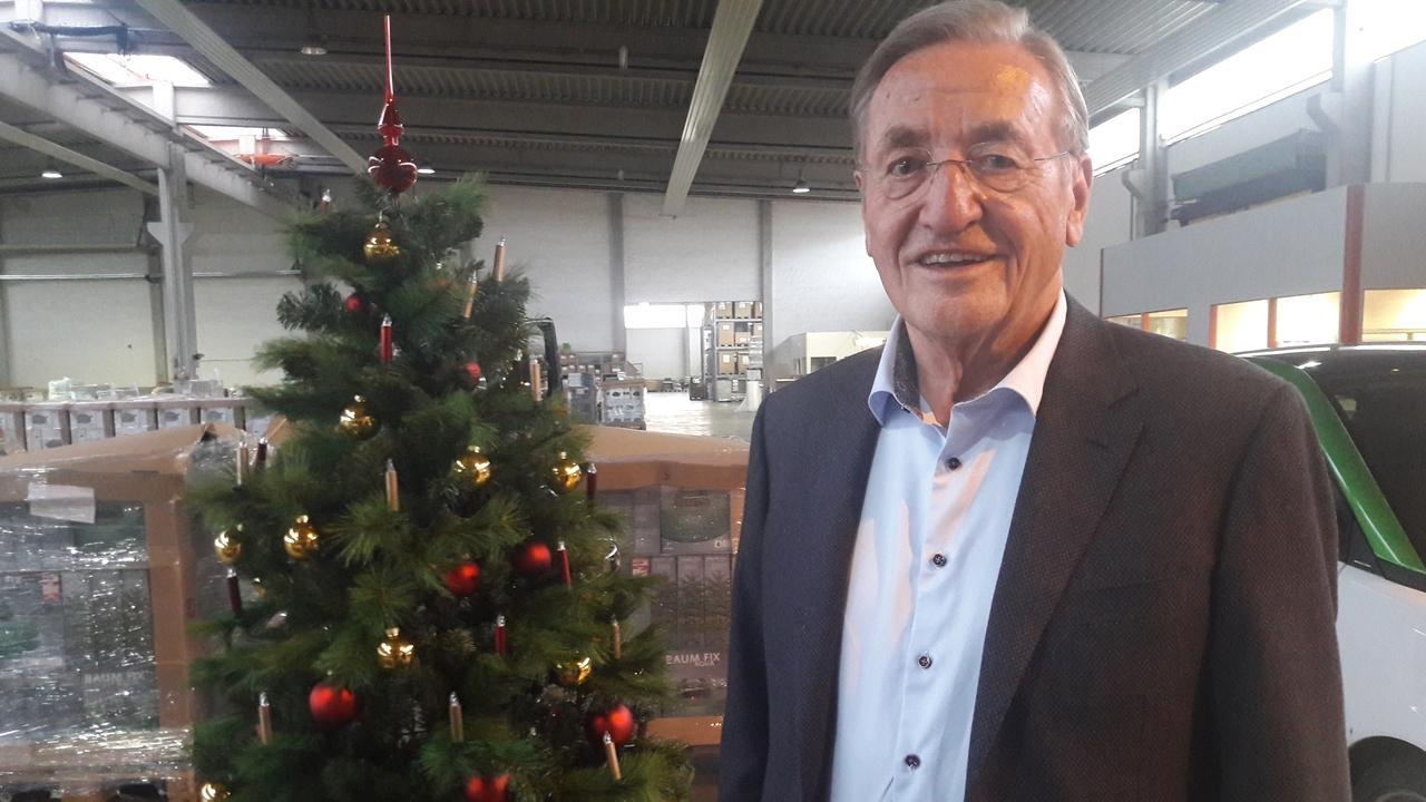 Der niederbayerische Erfinder Klaus Krinner mit einem geschmückten Christbaum in seiner Lagerhalle in Straßkirchen bei Straubing. 