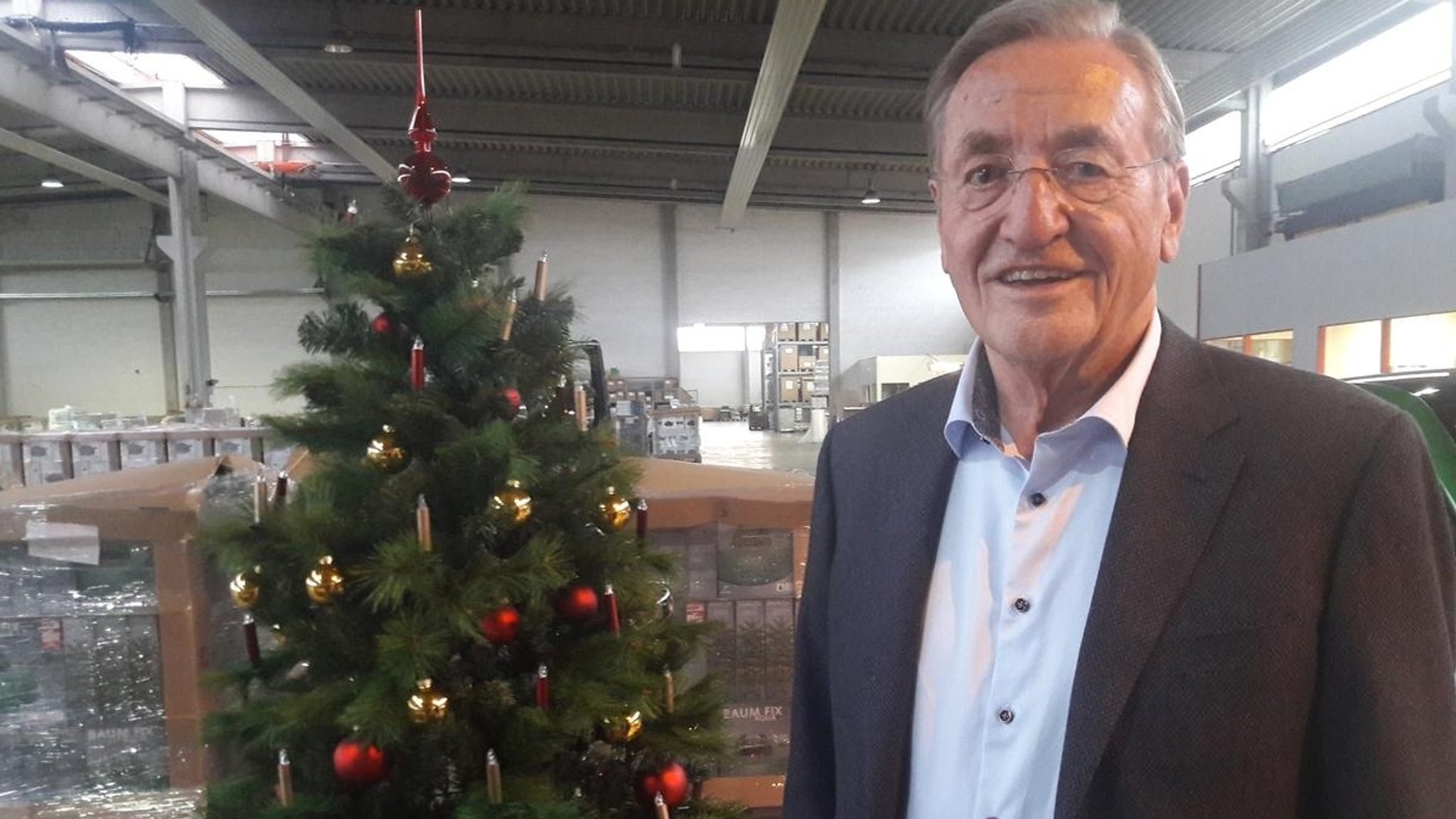 Der niederbayerische Erfinder Klaus Krinner mit einem geschmückten Christbaum in seiner Lagerhalle in Straßkirchen bei Straubing. 