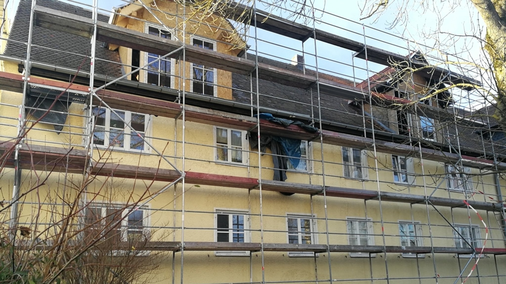 Viele renovieren mittlerweile lieber alte Häuser statt neu zu bauen. Das spüren die Handwerksbetriebe. Die Aufträge gehen zurück.