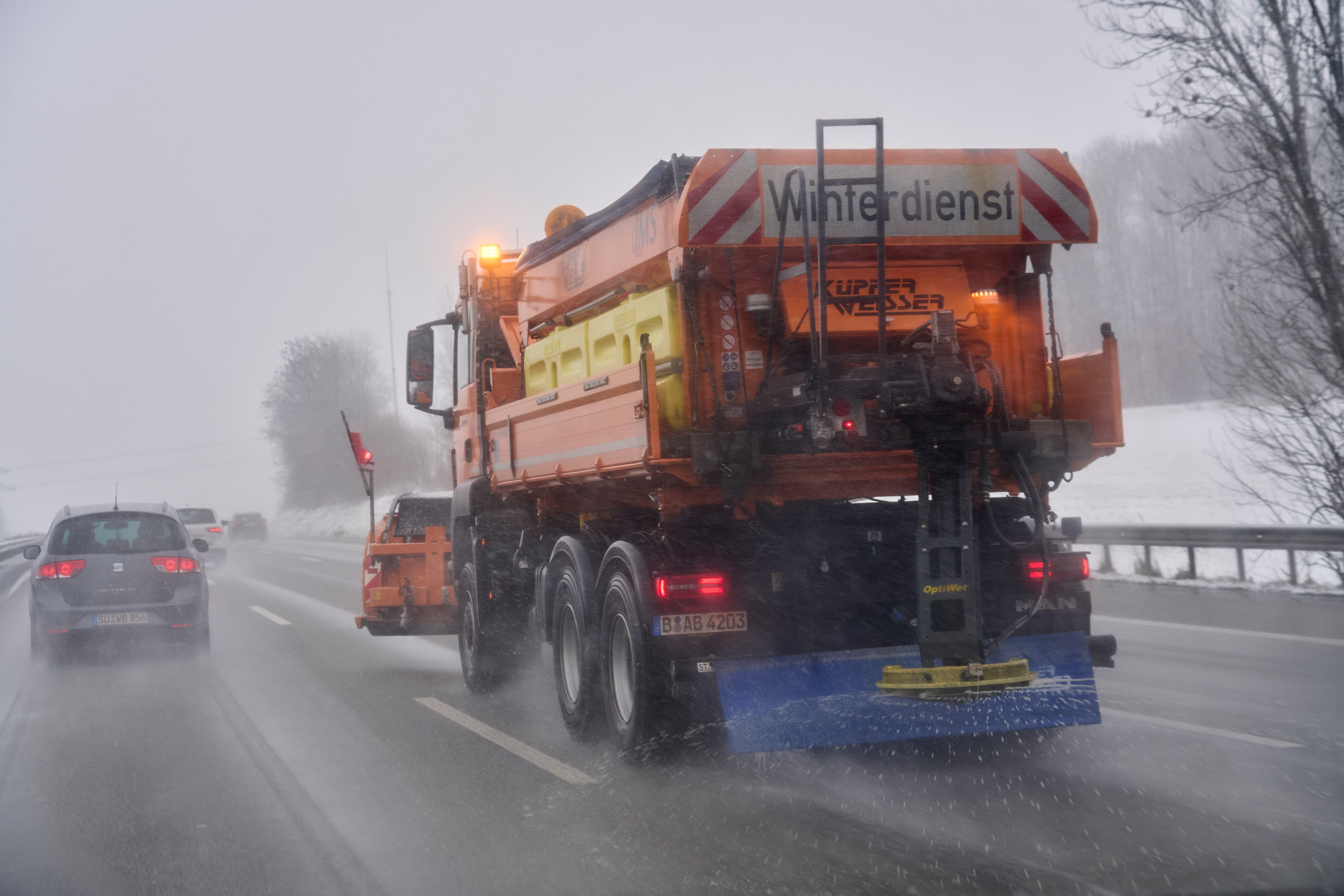 Räum- und Streufahrzeug auf der Autobahn