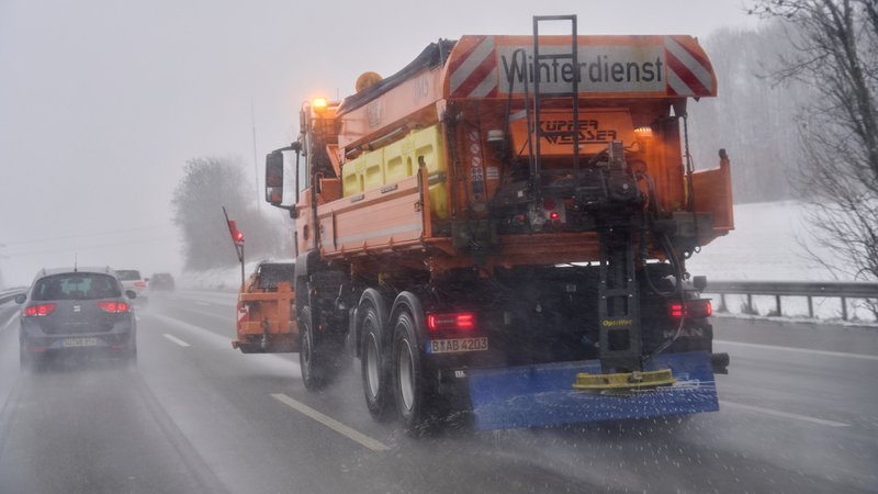Räum- und Streufahrzeug auf der Autobahn | Bild: picture alliance/dpa | Sascha Ditscher Räum- und Streufahrzeug auf der Autobahn