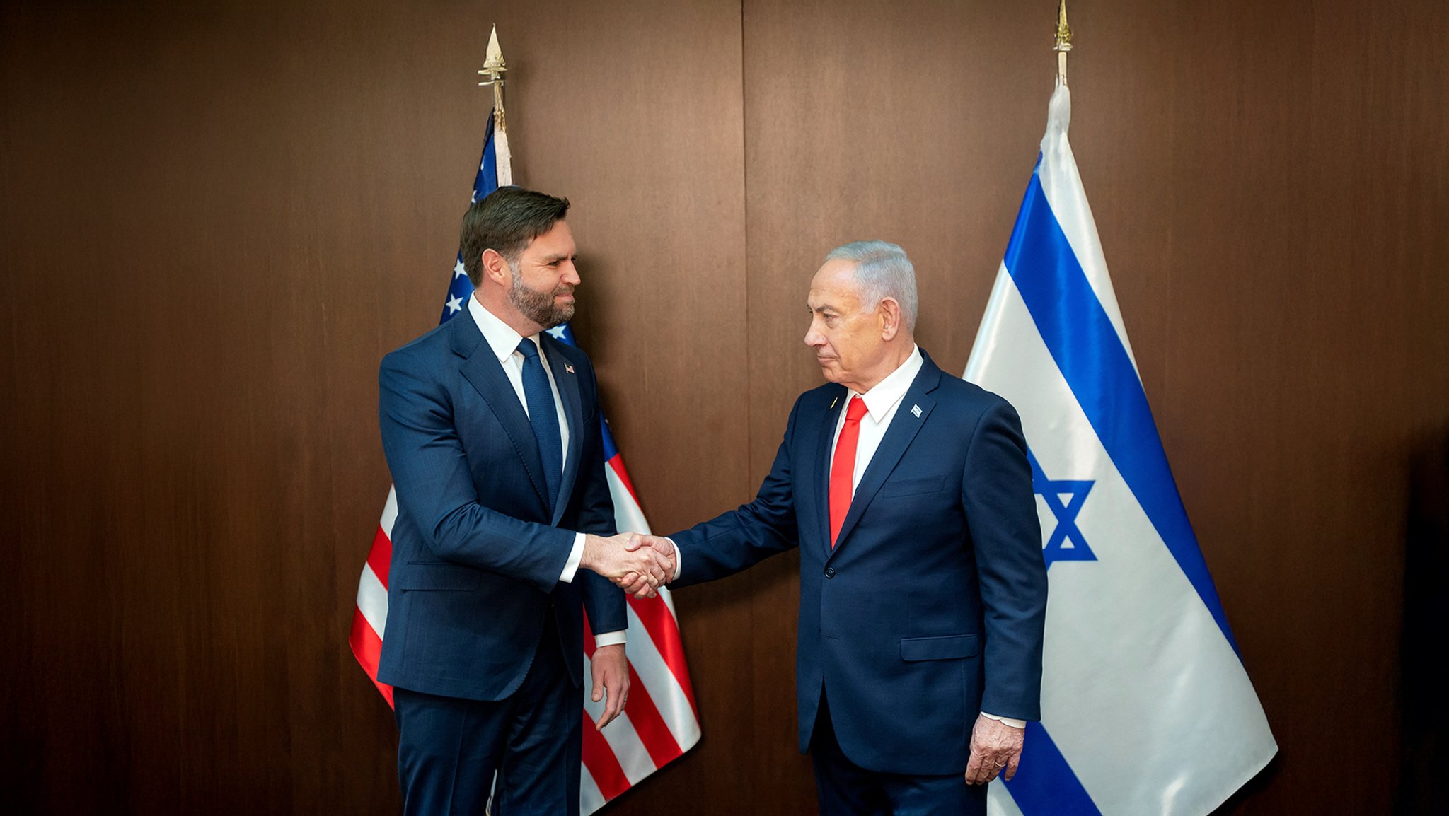 US Vizepräsident Vance schüttelt Israels Ministerpräsident Netanjahu die Hand