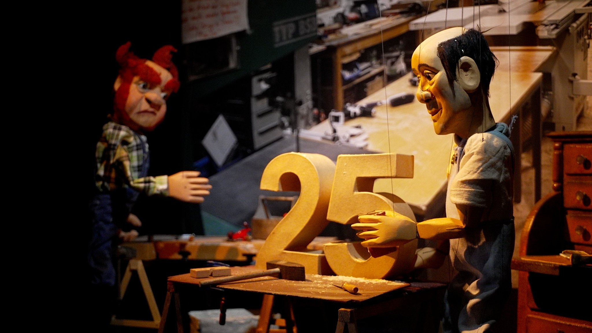 Marionetten bauen eine 25 – Szene aus der Sonderschau. | Bild: BR/Barbara Leinfelder Marionetten bauen eine 25 – Szene aus der Sonderschau.